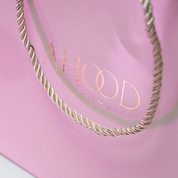 Bolsa de Papel de Alta Calidad con Asas de Cuerda y Logotipo en Lámina Dorada Personalizada para Compras