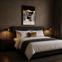 Portrait abstrait de femme avec accents dorés fragmentés, encadré en métal noir mat sur toile, pour la décoration murale de rénovation de condo