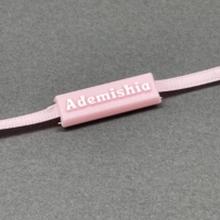 Étiquettes suspendues en corde plastique écologique avec logo et couleur personnalisés pour la fixation des vêtements - Étiquettes suspendues permanentes LEADER DL0016 Gaufrées/Estampées
