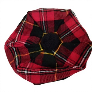 Gorro Tam Shanter de tartán Royal Stewart de Escocia, hecho de pura lana de cordero, con un clásico patrón de tartán rojo y una pompón a juego. - Product Image 1
