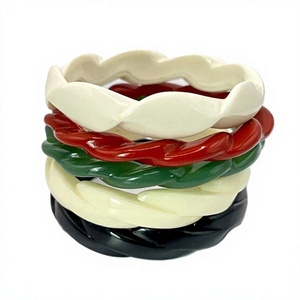 Conjuntos de brazaletes de resina acrílica hechos a mano, multicolor, crema, rojo, verde y negro, retorcidos, elegantes, de diseño, unisex, a la moda, para mujer - Product Image 1