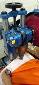 0,5 <span class=keywords><strong>1</strong></span> <span class=keywords><strong>1</strong></span>,5 <span class=keywords><strong>2</strong></span> 3 4 <span class=keywords><strong>Ton</strong></span> Punzonadora eléctrica de escritorio Pequeña máquina punzonadora para la venta - Product Image 3