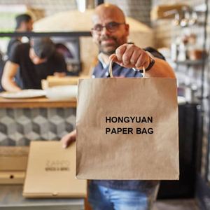 Sacs en papier fantaisie personnalisables avec votre propre logo, largement utilisés, recyclables, avec poignées torsadées, pour la promotion - Product Image 3