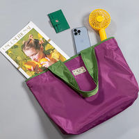 Sac de courses pliable moyen 2026 avec logo personnalisé, sacs non tissés recyclables à motif sérigraphié pour les voyages et les cadeaux