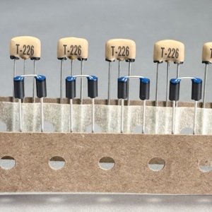 Ba thiết bị đầu cuối thức ăn thông qua tụ điện emifil LC Bộ lọc nhỏ loại chì - Product Image 1