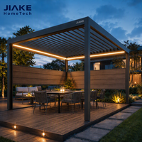 Pergola à lames orientables en aluminium avec panneaux latéraux en composite WPC et bande lumineuse LED pour jardin, terrasse et cour arrière