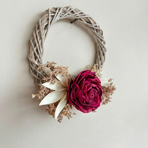 Corona de metal rústica hecha a mano con flores secas y rosas rosadas, decoración de pared redonda, sin iluminación, arte artesanal. - Product Image 1