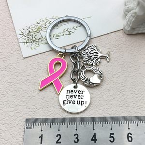 Porte-clés <span class=keywords><strong>en</strong></span> métal créatif avec ruban <span class=keywords><strong>rose</strong></span> pour <span class=keywords><strong>la</strong></span> sensibilisation au cancer du sein, motif arbre de <span class=keywords><strong>vie</strong></span>, ailes et inscription 'Love NEVER GIVE UP', pendentif pour sac - Product Image 2