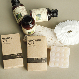 Fournitures hôtelières Ensemble de produits de toilette en bambou écologiques personnalisés Boîte en papier kraft jetable pour les clients de l'hôtel Trousse dentaire Bonnet de douche - Product Image 6