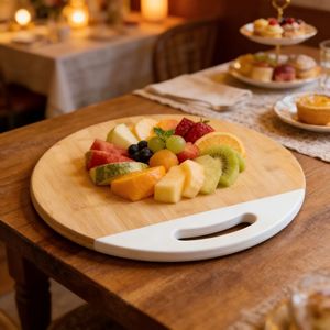 Planche à découper ronde en bambou avec poignée pour servir les fruits et l'utilisation en cuisine - Product Image 1