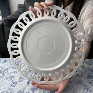 Assiettes de présentation élégantes en céramique <span class=keywords><strong>blanche</strong></span> ajourée de 12 pouces pour événements de mariage - Product Image 4
