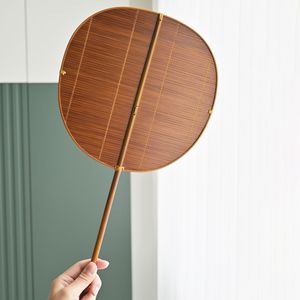 Éventail en bambou tressé avec manche en feuille de palmier, fait main, naturel, pour rafraîchissement estival et décoration intérieure - Product Image 3