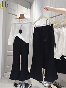 Conjunto de Top Blanco con Hombros Descubiertos y Pantalones Negros de Pierna Recta con Corte Acampanado, Mezcla de Algodón Vietnamita, Cuello Barco, Manga Larga, Estilo Casual Femenino, Color Sólido - Product Image 4