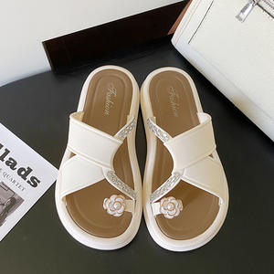 Pantuflas de gamuza suave de alta gama, aptas para uso en interiores y exteriores, pantuflas de invierno para mujer, cómodas y afelpadas, con función antideslizante. - Product Image 5