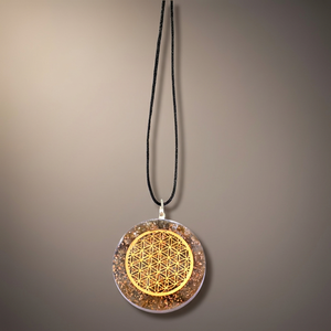 Pendentif sculpté en orgonite de lebrodrite, forme circulaire, technique d'incrustation Feng Shui, thème amour, artisanat en pierre semi-précieuse - Product Image 2