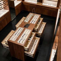 Table de présentation optique moderne de luxe en bois robuste sur mesure avec tiroirs et éclairage LED, design écologique pour magasin de lunettes