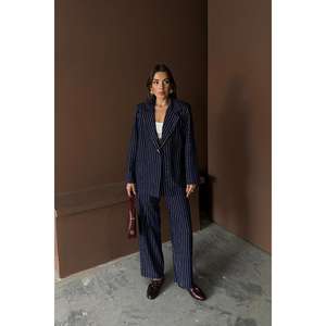 Elegante Conjunto de Traje Azul Marino a Rayas para Mujer con Decoración de Botones en Tela de Lana - Product Image 4