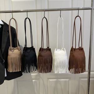 Bolso cuadrado pequeño con borlas bohemias, bandolera de hombro para mujer con flecos - Product Image 6