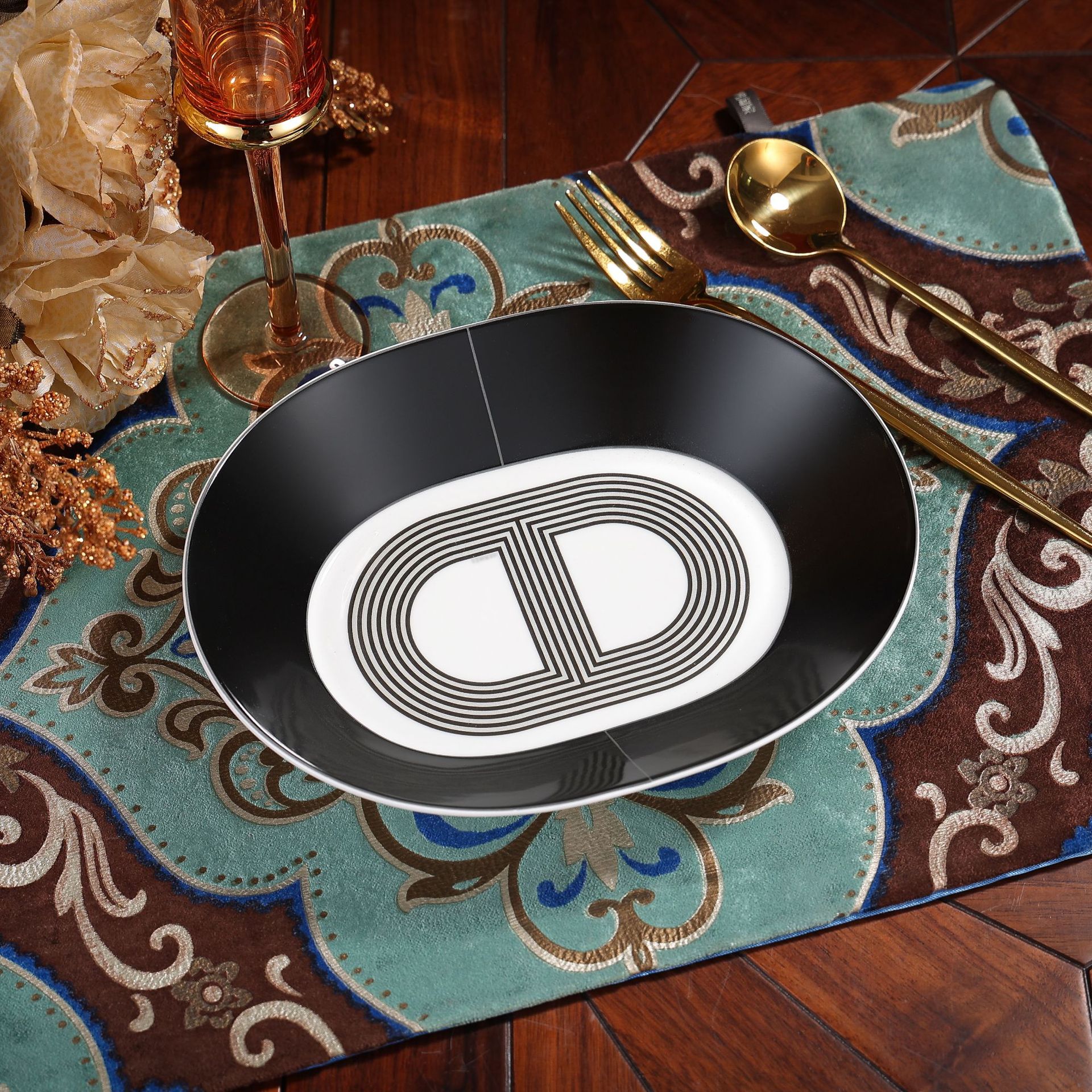 Assiette creuse noire-grande assiette