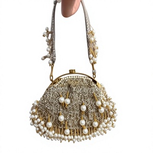 Bolso de noche con cuentas de perlas y correa de cadena, elegante bolso de mano artesanal para fiesta o boda - Product Image 1