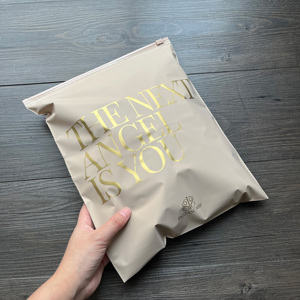 Sacs d'emballage beiges avec logo personnalisé, sacs à fermeture éclair pour vêtements, sacs à fermeture éclair imperméables et résistants aux déchirures, sacs à fermeture éclair mats sans trous d'aération - Product Image 6