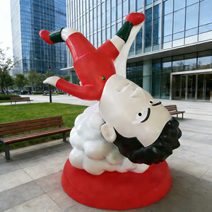 Sculpture géante d'ours en peluche en fibre de verre, pose de joueur de football, pour affichage commercial en centre commercial extérieur - Product Image 4
