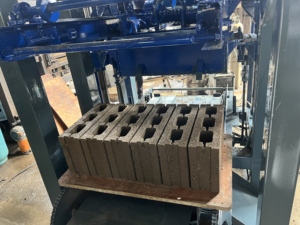 QT4-26 automatica mattoni linea di produzione blocco di calcestruzzo che fa la macchina <span class=keywords><strong>listino</strong></span> <span class=keywords><strong>prezzi</strong></span> incastro mattoni cavi che fanno - Product Image 5