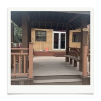 Pérgola Cuadrada de Madera Plástica Compuesta (WPC) para Exteriores con Columnas Cúbicas y Técnica de Cepillado, Madera de Ingeniería