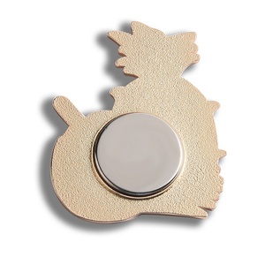 Imán de Refrigerador Pequeño con Diseño de Frutas (Piña y Coco) en Esmalte Suave y Baño de Oro - Product Image 5