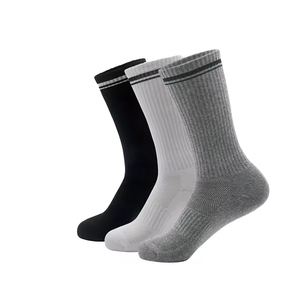Chaussettes de sport rétro à deux bandes avec logo personnalisé de haute qualité, en mélange de coton respirant et confortable, idéales pour les tenues décontractées et les équipes. - Product Image 1