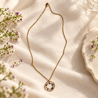 Nouvel ensemble de bijoux 2026 pour femme : collier et boucles d'oreilles en résine avec fleurs d'alyssum séchées naturelles, en acier inoxydable doré