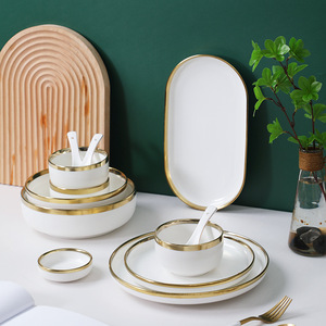 Services de vaisselle de luxe de qualité hôtelière, en céramique blanche avec bordures dorées, personnalisables pour banquets et mariages - Product Image 1