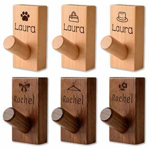 Crochets muraux en bois gravés avec nom, en noyer massif et hêtre, patères porte-manteaux personnalisées pour entrée – Cadeau de pendaison de crémaillère - Product Image 1
