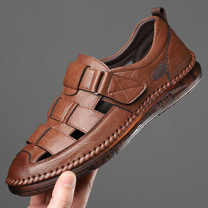 รองเท้าแตะลำลองหนังนิ่มสำหรับผู้ชายแบบเจาะรู ปิดด้วยเวลโคร พื้นยางแบน ระบายอากาศได้ดี สีน้ำตาล รองเท้าฤดูร้อน - Product Image 1