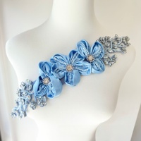 Fleur en satin 3D motif cristal de luxe avec garniture en strass pour robe de mariée, de bal ou de soirée