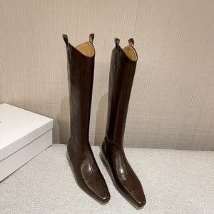 Botines de tacón grueso, modernos, versátiles y elegantes, de media caña, para otoño e invierno. - Product Image 2