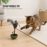 Jouet interactif pour chat en bois et plastique avec herbe à chat naturelle, plume et clochette – Jouet de puzzle pour chats d'intérieur – OEM/ODM disponible