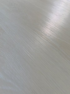 Suelo Vinílico SPC de Roble con Relieve Ligero de 8 mm, Aspecto de Madera, Resistente a los Arañazos, Impermeable, Moderno, para Interiores - Product Image 2