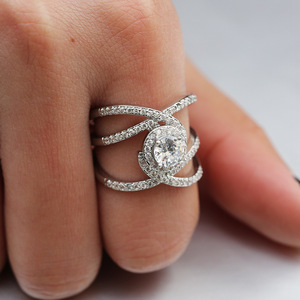 Anello da donna a croce con pietra scintillante, gioiello alla moda da indossare per feste e tutti i giorni - Product Image 2