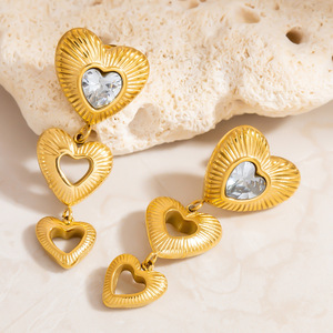 Pendientes de botón en forma de corazón chapados en oro de 18k con engaste de bisel para uso diario - Product Image 2