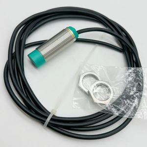 Capteur inductif Pepperl+Fuchs NBN8-18GM50-E2 IP68, boîtier en laiton, sortie PNP, 5-36V, connexion par câble non encastrée - Product Image 1