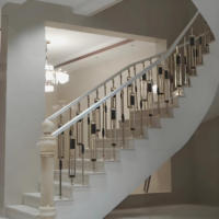 Rampe d'escalier incurvée de conception européenne Main courante moderne d'art de fer pour les escaliers intérieurs de villa