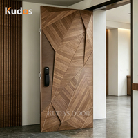 Modern Geometrik Yüzlü Döküm Alüminyum Pivot Giriş Kapısı Akıllı Kilit Özellikli Korozyona Dayanıklı Villa Dış Giriş Güvenlik Kapısı
