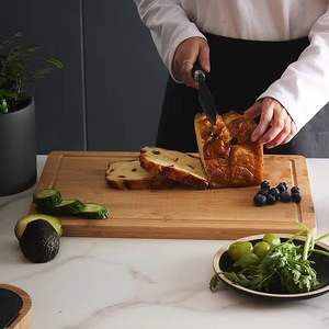 Tagliere in bambù con scanalatura per succhi, ideale per carne, formaggio e verdure - Product Image 3