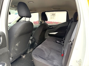 Pick-up Nissan Navara d'occasion 2021 2.5L 4x4 Premium LHD Peinture d'origine Comme neuf Prêt à être expédié FOB - Product Image 5