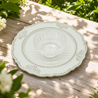 Assiettes de présentation vert sauge de 13 pouces en gros, sous-assiettes en plastique PP à motif floral gaufré vintage pour la décoration de mariages, banquets et fêtes (vente en gros)