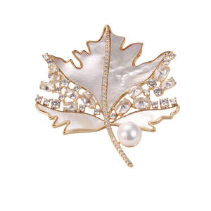 Broches de mode luxe léger, design de niche, nouveau modèle personnalisé, feuille, fleur de poitrine et perle d'eau douce, accessoires vestimentaires - Product Image 5