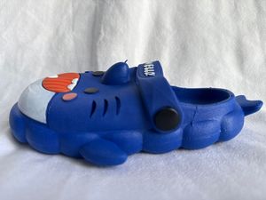 Scarpe Acquatiche Unisex Blue Shark Design in PVC con Punta Chiusa, Suola da 15MM, per Spiaggia ed Estate, Impermeabili con Suola Esterna in EVA - Product Image 1