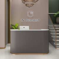 Bureau d'accueil moderne et minimaliste en bois côtelé blanc avec façade incurvée et base dorée pour bureau, école, hôpital, centre commercial