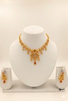 DIVYORO Ensemble Collier et Boucles d'Oreilles en Cuivre Plaqué Or avec Détails de Pierres Précieuses Antiques et Filigrane Intricaté Personnalisé de Qualité Supérieure